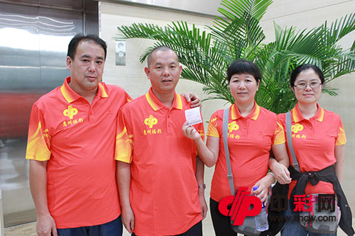 古丽梅（右一）与彩友合影