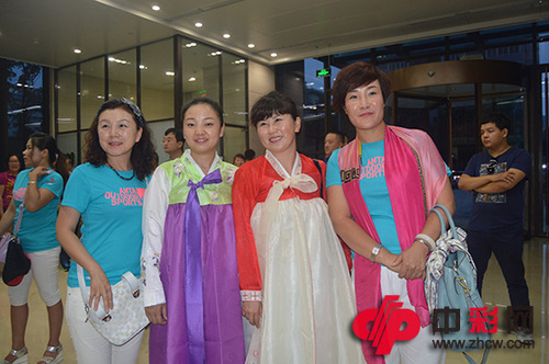 鲍主任（右一）和同行的彩民代表
