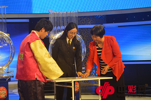吕女士（右一）与延边州代表共同抽取摇奖用球