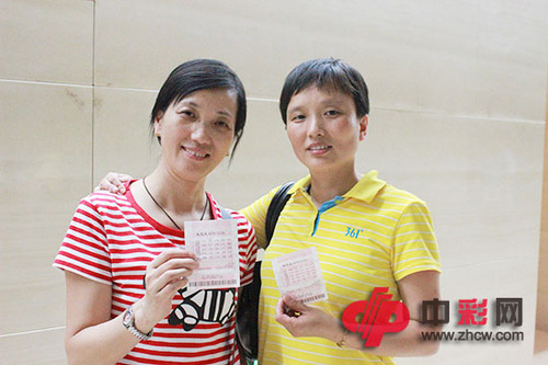 江苏代表王芳（左一）卓宏英（右一）