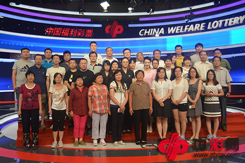图二：山东彩民代表走近双色球