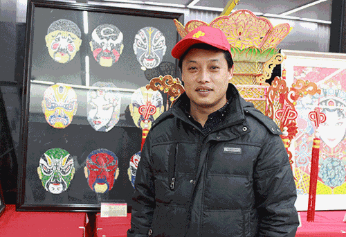 陕西代表李先生在陕西刮刮乐手工艺展品前合影