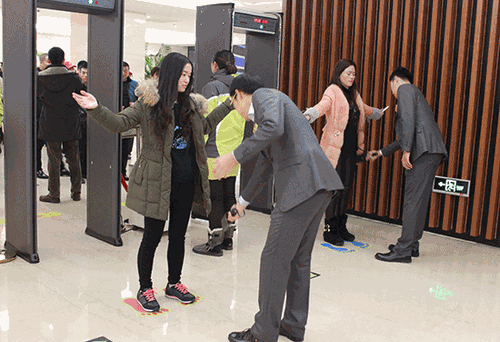 进入现场前代表们正在接受严格安检