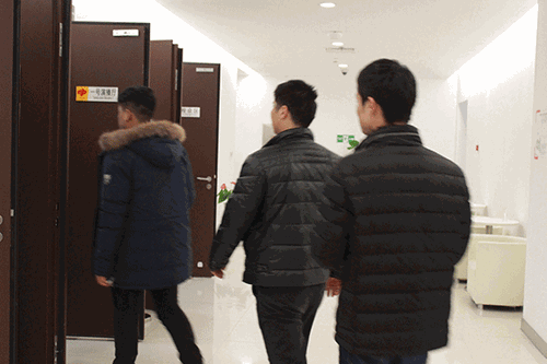 代表们陆续进入福彩双色球直播间